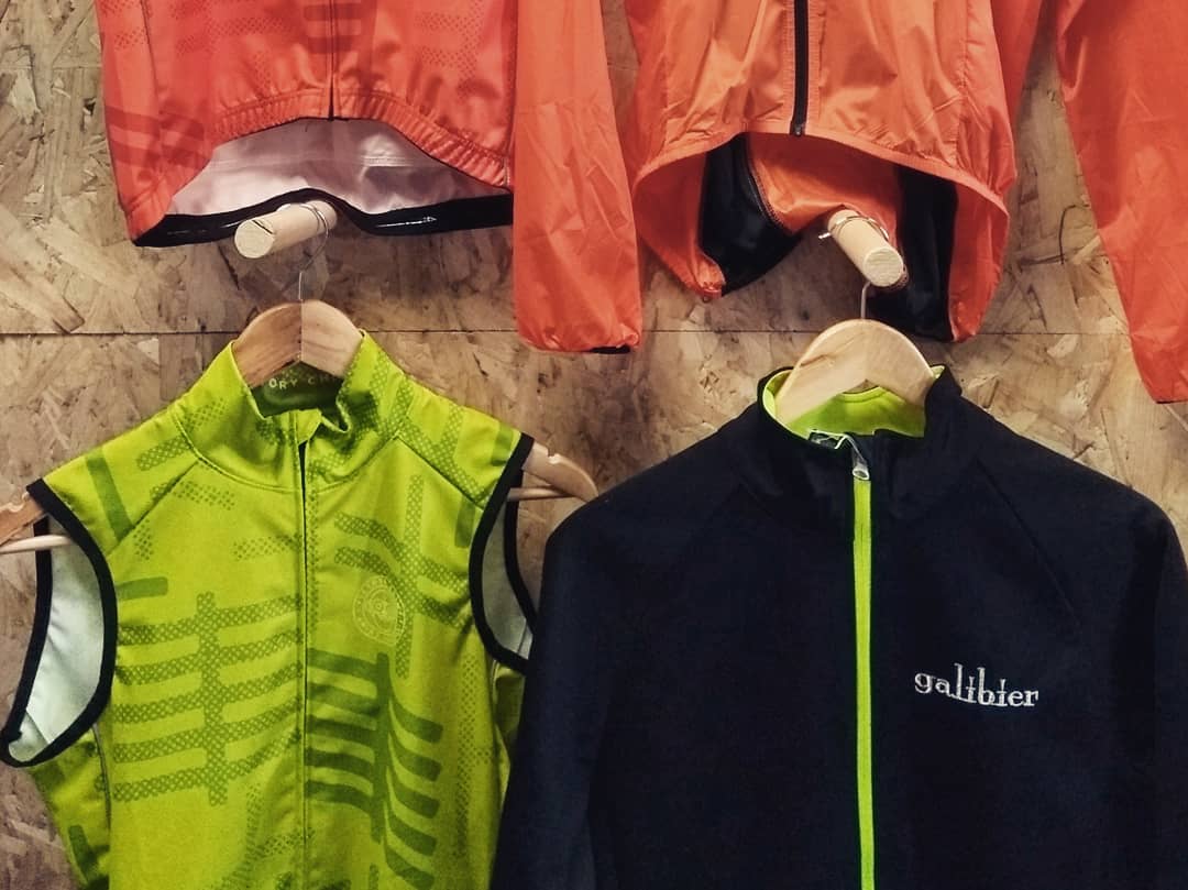 VictoryChimp's tweet photo. As well as our own lines, we'll be stocking items from like-minded brands at the Service Course. Tried & trusted bits we love. The first of these is our friends @galibiervelo & their brilliant winter gear. Nice match to our Ogham kits too.
#VCServiceCourse #Cooperation #madeinNI https://t.co/MfN2jntdKU