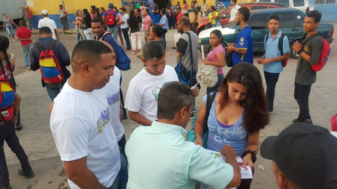 BnaConManuel's tweet photo. Fortaleciendo el liderazgo local, nos desplegamos en la plaza San Felipe del sector Portugal, parroquia El Carmen en #Barcelona, donde los candidatos de @ElCambioVE  promoviendo la importancia de ejercer el voto en las elecciones a concejales del #9Dic https://t.co/FAojgZfXtr