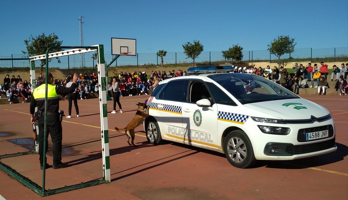 A_TutorPilas's tweet photo. Charla de concienciación sobre las drogas por nuestro Equipo Canino de la Policía Local de Pilas en el IES Virgen de la Soledad. Agradecer al Oficial Juan Antonio Márquez y Kira por su exposición y exhibición para el disfrute de todo el alumnado y profesorado. https://t.co/AI3yfSZse1