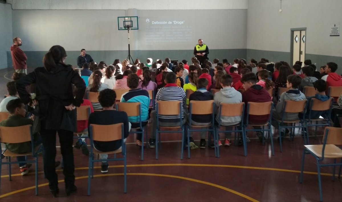 A_TutorPilas's tweet photo. Charla de concienciación sobre las drogas por nuestro Equipo Canino de la Policía Local de Pilas en el IES Virgen de la Soledad. Agradecer al Oficial Juan Antonio Márquez y Kira por su exposición y exhibición para el disfrute de todo el alumnado y profesorado. https://t.co/AI3yfSZse1
