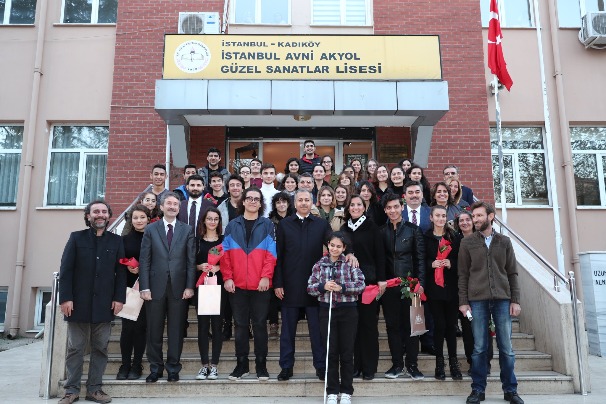 tc istanbul valiligi ar twitter avni akyol guzel sanatlar lisesi ni ziyaret eden valimiz ali yerlikaya ogretmenlerin ogretmenler gunu nu kutladi https t co kdctqrs5dx twitter