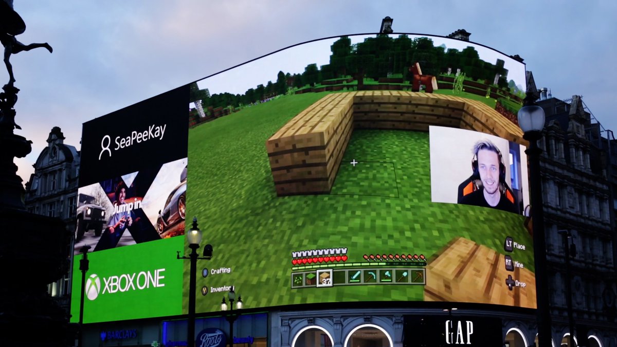 Seapeekay's tweet image. * IMPORTANT POST *
Thanks to the lovely people at @xboxuk
You can now see my face ( amongst others ) on the Giant digital Billboard at Piccadilly Circus.
My face is on a giant billboard in the capital city of my country.
i could actually cry.