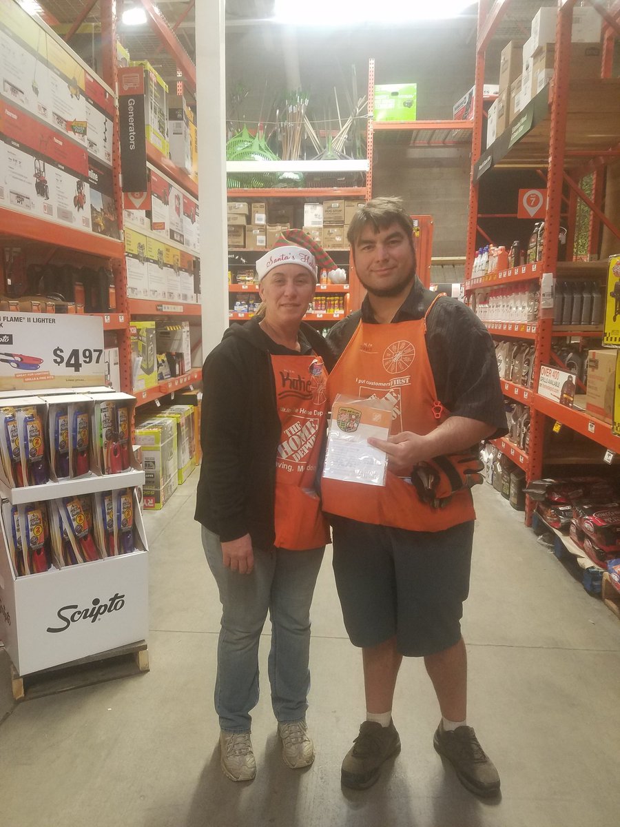 Recognizing D-28 Associate Travis for Creating Shareholder Value.  He's always packing down and helping to ensure our customers have everything they need!  Thank you Travis!!! @M_Carter_OASM <a href="/billshuell/">Bill Shuell</a> <a href="/stephgrodsky/">Stephanie Grodsky</a> @Bry @MarkGilbert2501 @Shane_O_HD2501