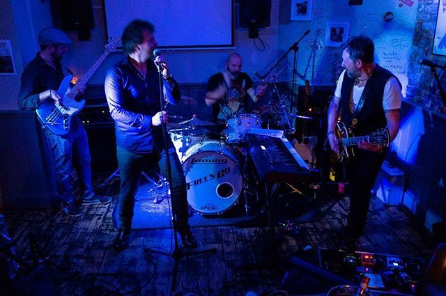 stuartwebster's tweet image. Free’s Co. at The Tipsy Pig.  #freesco #free #badcompany #coverband #music #livemusic #rock #thetipsypig #romsey #thetipsypigromsey #fridaynightlights ift.tt/2R8eJbC