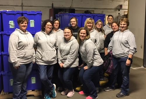 univpediatrics's tweet photo. The Sioux City and Sheldon offices recently joined together and packaged 600 bags of food to be sent home with school age children through the Siouxland Food Bank's "BacPack Program".
#communityproject #helpthoseinneed #universalpediatrics #kiddos #siouxlandfoodbank #volunteer https://t.co/T4deDcb3nj