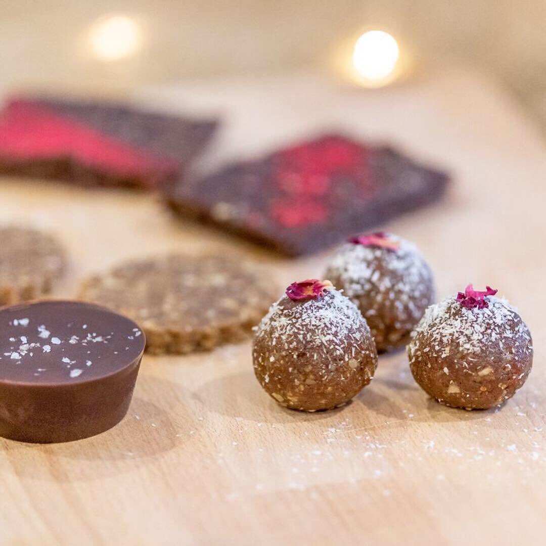 MyHealthCornwal's tweet photo. 🎄🎄CHRISTMAS GOODIE BOX🎄🎁
Treat yourself or a loved one to some DELICIOUS and healthy treats this Christmas! 🎄🎄🎄
💫 2 x Chia and cacao bars
💫 2 x Gingerbread cookies
💫 3 x Christmas pudding balls
💫 1 x Peanut butter cup
🌱raw, vegan, gluten free, refined sugar free 💚 https://t.co/QnT56DcZsm