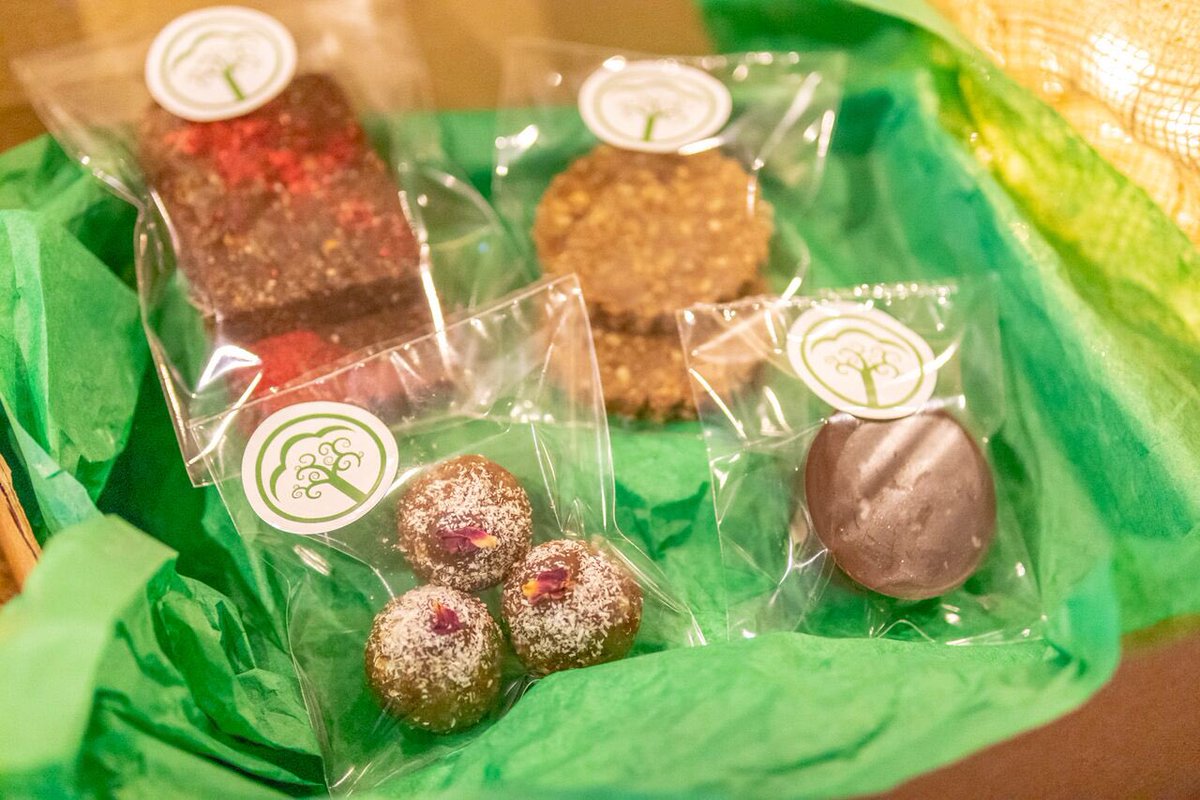 MyHealthCornwal's tweet photo. 🎄🎄CHRISTMAS GOODIE BOX🎄🎁
Treat yourself or a loved one to some DELICIOUS and healthy treats this Christmas! 🎄🎄🎄
💫 2 x Chia and cacao bars
💫 2 x Gingerbread cookies
💫 3 x Christmas pudding balls
💫 1 x Peanut butter cup
🌱raw, vegan, gluten free, refined sugar free 💚 https://t.co/QnT56DcZsm