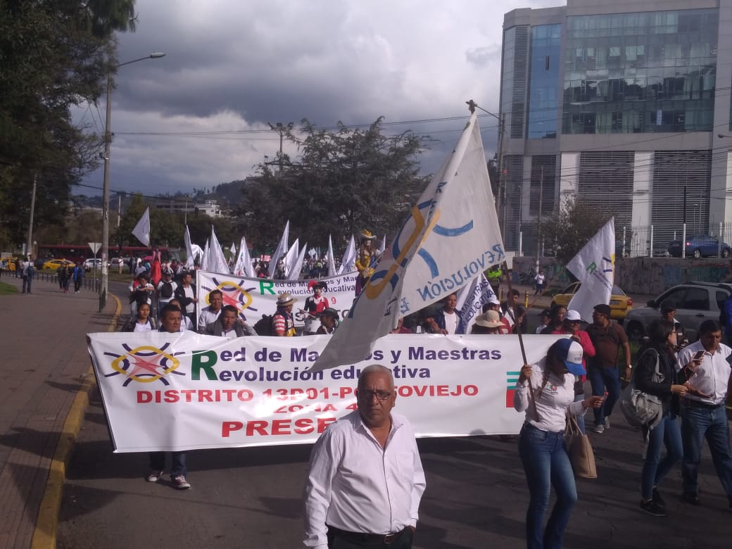 RunaSURec's tweet photo. #MarchamosPorLaEducación Mientras Moreno con el silencio cómplice de los medios de comunicación intenta recortar el presupuesto de la Educación los Estudiantes y maestros  exigen este derecho con gritos en las calles. https://t.co/FEKSeZ8RSj