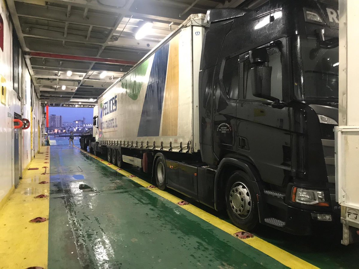 Feliceslogistic's tweet photo. Embarcando uno de nuestros camiones, destino Ceuta. https://t.co/L6B0xYk9DP