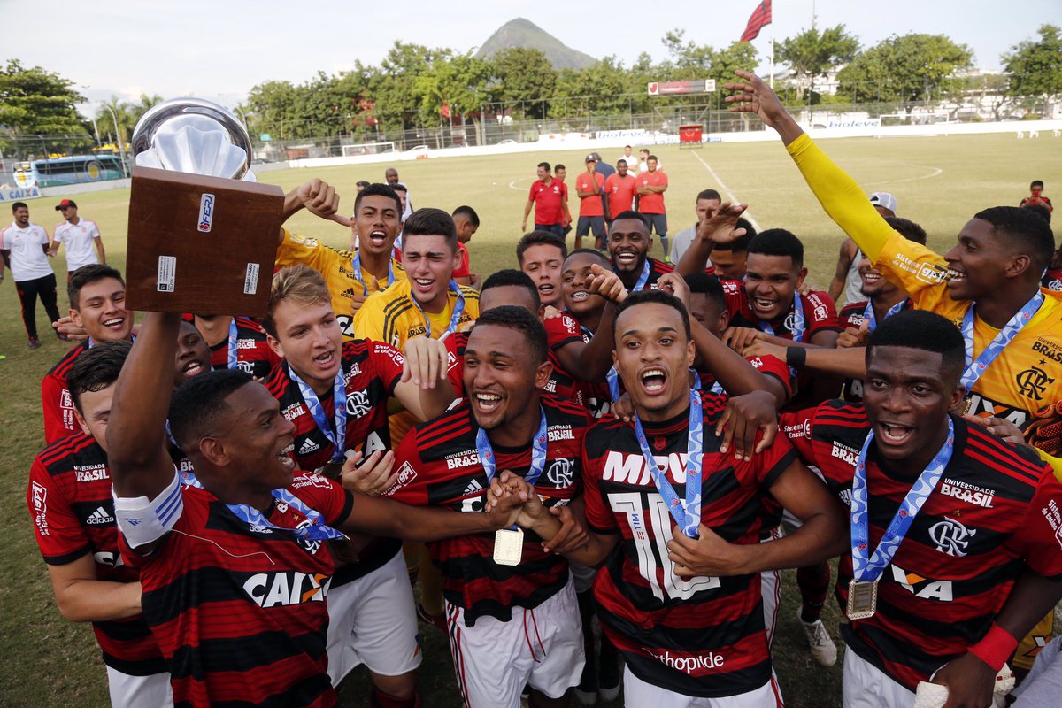 FlaGalaxy's tweet photo. O Sub-20 conquistou o Torneio Otávio Pinto Guimarães hoje (23/11) contra o Fluminense. 

E o Sub-20, vem como? 
5 títulos na temporada 🏆🔴⚫️
#GarotosDoNinho https://t.co/qSAS4slJOs