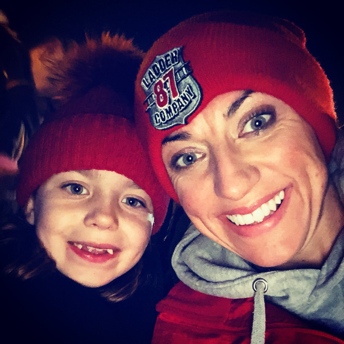 littlemisswoww's tweet image. #mummyandruby ❤️ #hitchinchristmastreelights 🎄