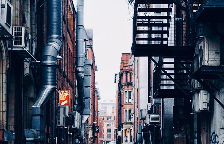 HealeyStacey's tweet photo. What a week... kicked it off with a fab @Insights workshop day with the team, then London for #IHComms18 with @HevJacklin1, and across to #MCR today with @WyartLane77 to plot exciting things with @BGNMCR... fab to end the week in one of my fave cities 🐝 Now, where’s the wine?! https://t.co/ZSoGHoeDFq