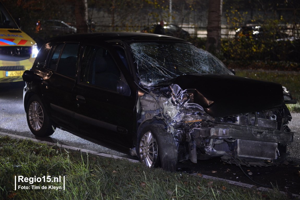 regio15's tweet photo. Eenzijdig ongeval auto vs lantaarnpaal op de #Poeldijkseweg #N464. Eén inzittende wordt onderzocht. De weg is afgesloten in de richting van #Poeldijk. https://t.co/tNHB68YPNB