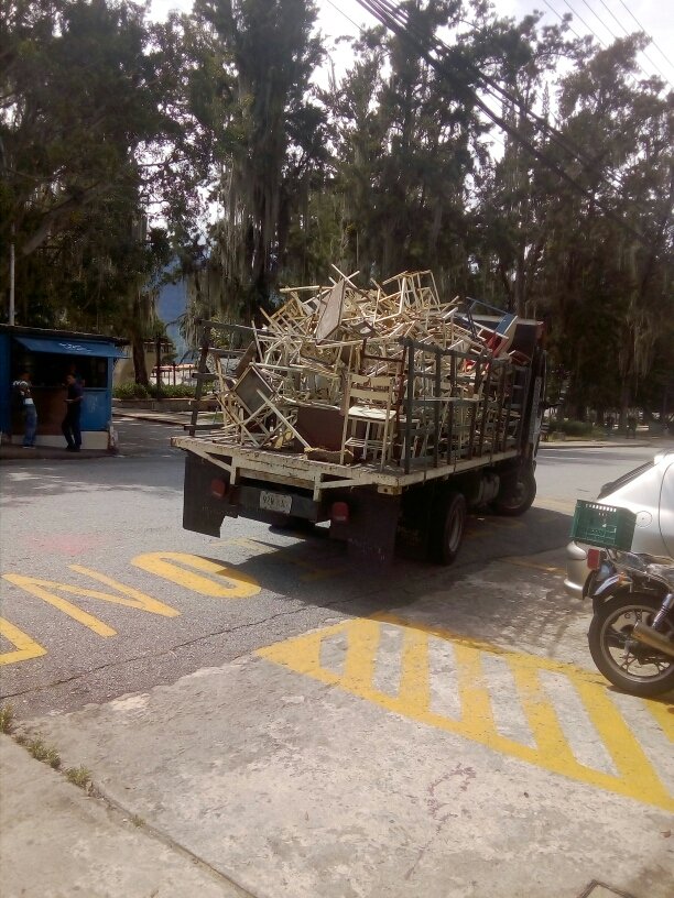 mineducacion_ve's tweet photo. #Infórmate | El @Incesociallista del Edo. #Mérida restaura 70 pupitres correspondientes a las escuelas del Mcpio. #AlbertoAdriani, a través del CFS El Vigía. @NicolasMaduro @psuvaristobulo https://t.co/y69d5LrdJW