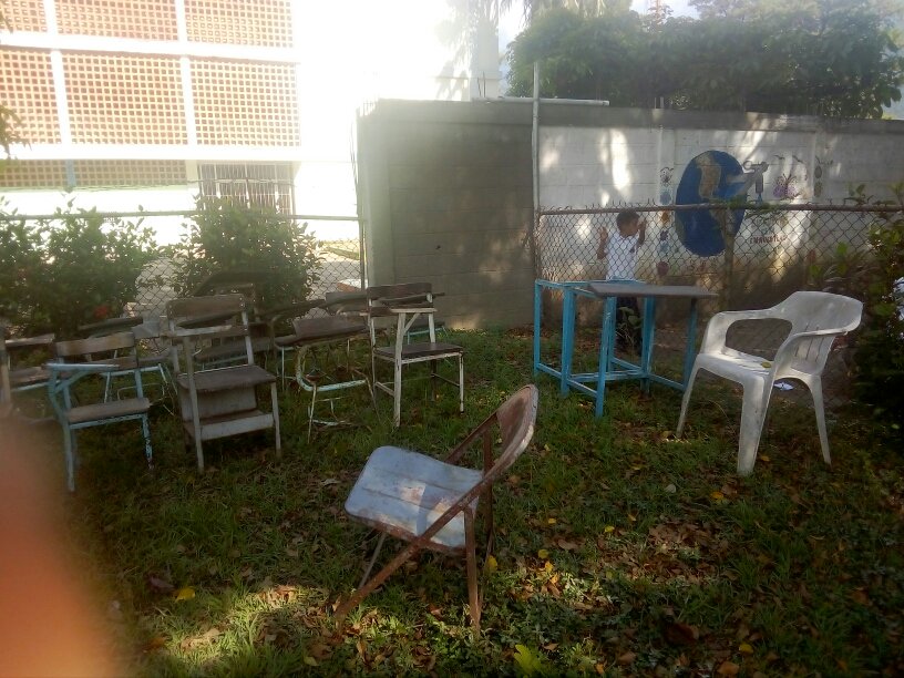 mineducacion_ve's tweet photo. #Infórmate | El @Incesociallista del Edo. #Mérida restaura 70 pupitres correspondientes a las escuelas del Mcpio. #AlbertoAdriani, a través del CFS El Vigía. @NicolasMaduro @psuvaristobulo https://t.co/y69d5LrdJW