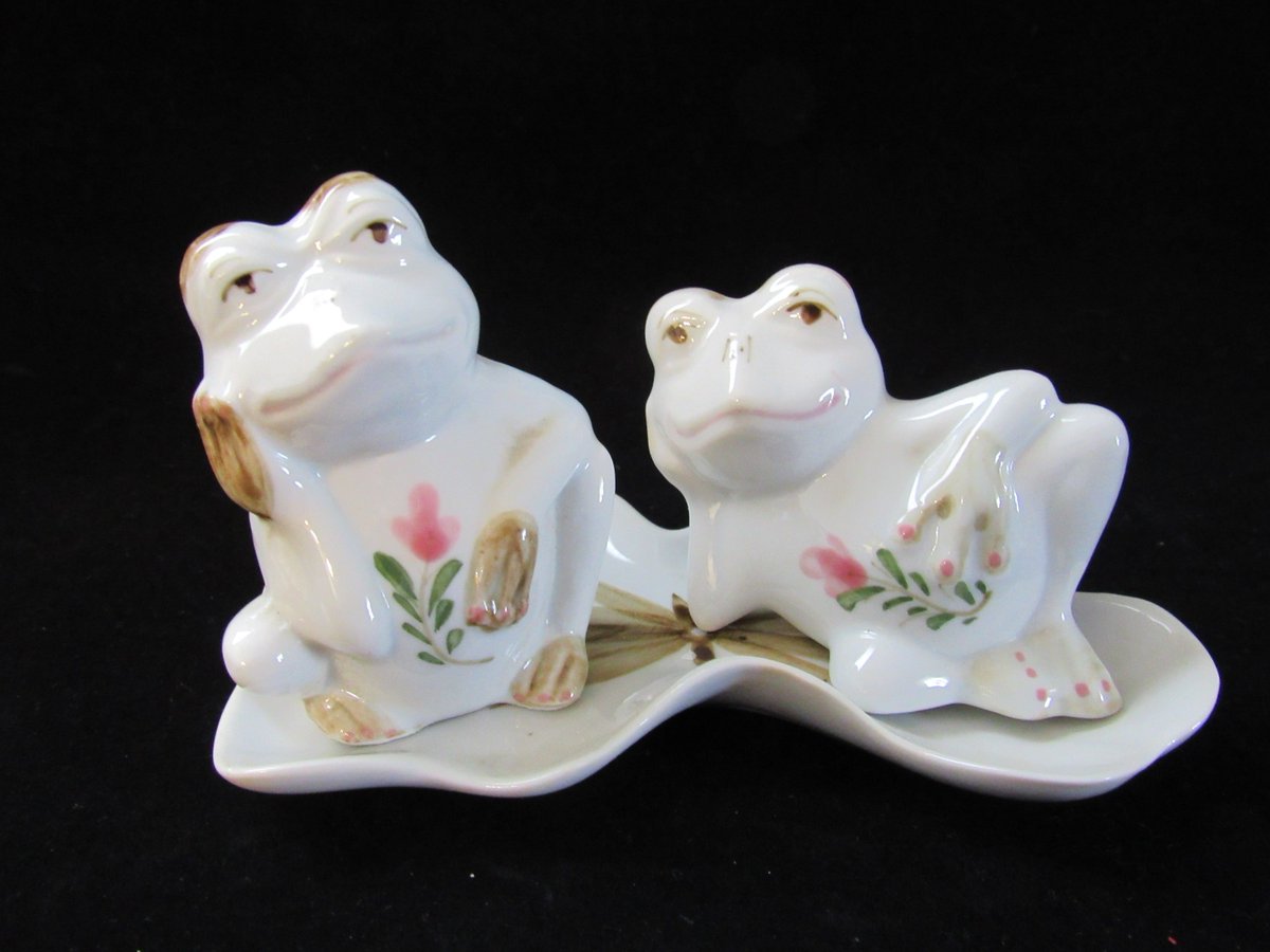 DigginThruTheAt's tweet photo. Excited to share the latest addition to my #etsy shop: Frogs on Lily Pad Salt and Pepper Shakers,Vintage Salt and Pepper Shakers, Made in Thailand (1752) https://t.co/P05lNtzvq1 #housewares #green #ceramic #frog #saltandpepper #vintagefrog #madeinjapan #ceramicfrog #vi https://t.co/Q6HRWGxZml