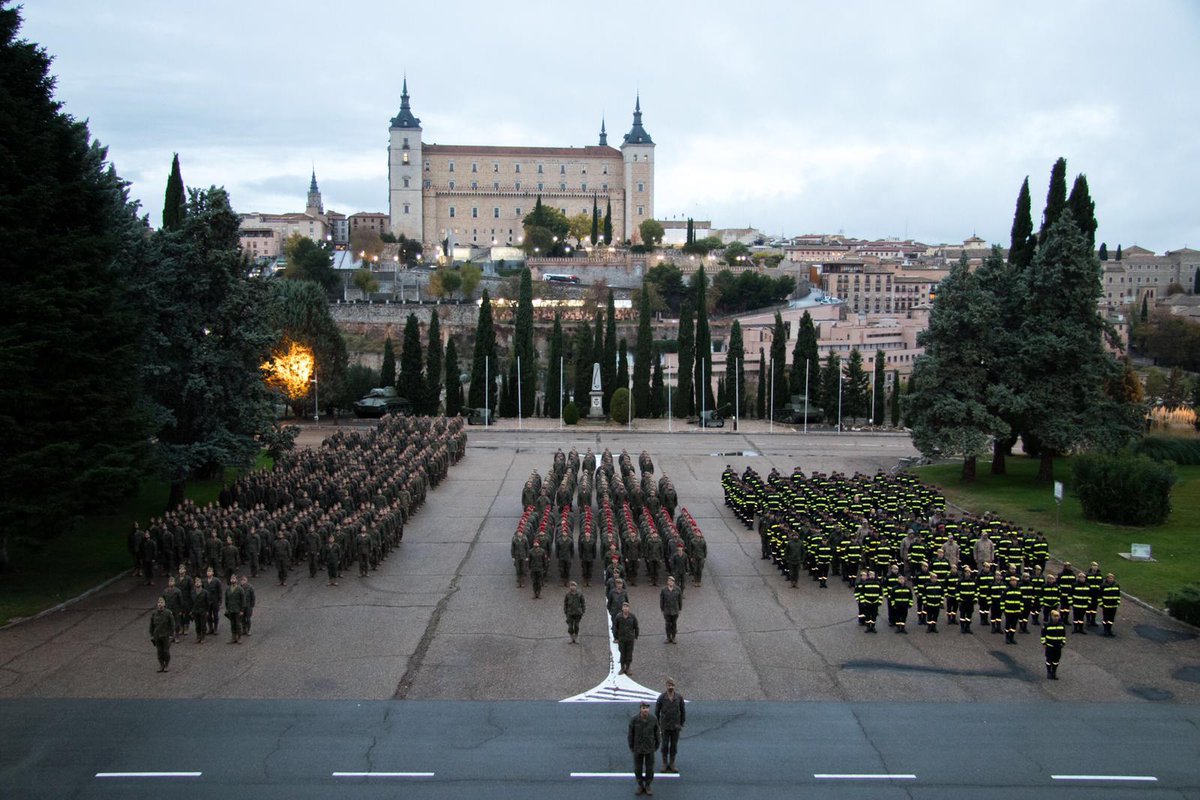 UMEgob's tweet photo. Penúltima semana de la fase presencial de 2° #CBE18 en la Academia de Infantería @EjercitoTierra #Toledo donde tenemos el orgullo de formarnos y el honor de compartir el izado de bandera 🇪🇸 con los mejores  Infantes y Legionarios #BuenasNoches https://t.co/55s0KtVJW9