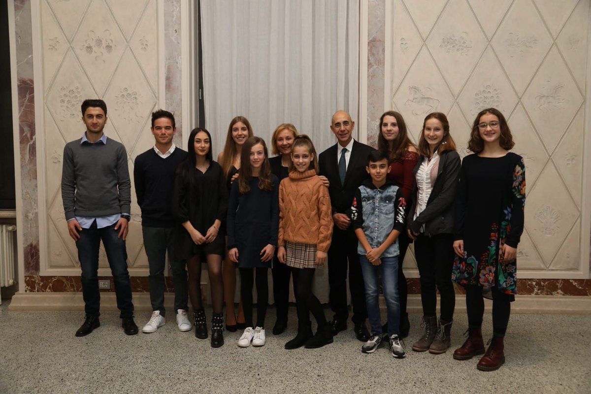 ItalyinGermany's tweet photo. #Berlino. In Ambasciata con i vincitori della prima edizione del concorso scolastico "Bravo Bravissimo!". Grande successo di pubblico e grande entusiasmo.
https://t.co/vK22Y9b419 https://t.co/CApYEKf1Hp