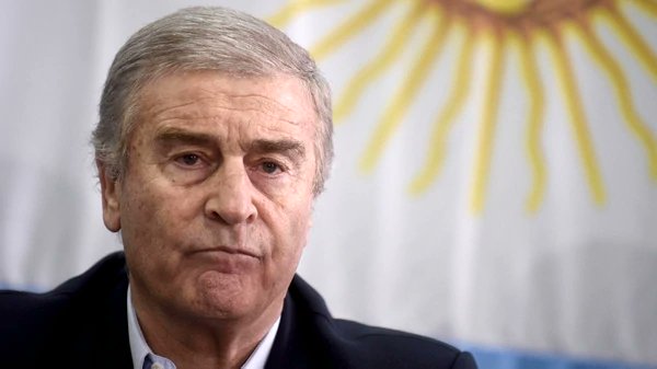 Notialtoque's tweet photo. #Política

El ministro de Defensa, Oscar Aguad, salió al cruce de los integrantes del radicalismo que criticaron al Presidente por haber ido a una fiesta tras los anuncios de la aparición del submarino ARA San Juan.

https://t.co/4IYDf5icAD https://t.co/hUNFqxAZ0N