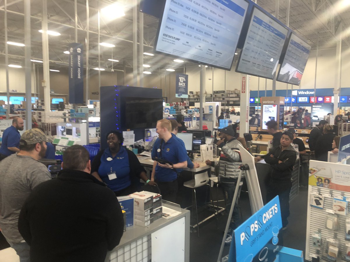 8 total activations going out for Sprint right now at Easton! We are rolling here with the best value in wireless! <a href="/KariChadd3/">Kari Chadd</a> #BlackFridayBlitz