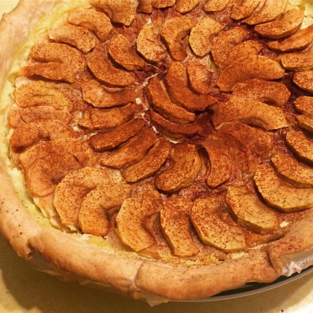 boekankoki's tweet photo. Qu’est-ce que vous fait au week-end ? Pourquoi pas essayer ma recette Tarte aux Pommes, elle a inspiré par la recette de @Marmiton_org 
Trouvera sur https://t.co/RywLe7dhRA ou https://t.co/oXpaQTn0Mt. Bon week-end !
#boekankoki #tarteauxpommes #recipeblogger #foodblogger #dessert https://t.co/Rz8QpnZykR