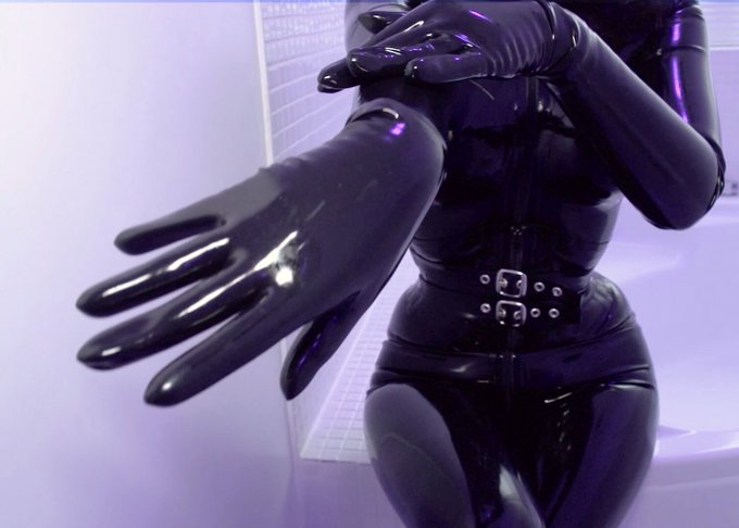 Working on something special... 

#rubberaddict #latex #gloves #corset https://t.co/WBuMam07sf