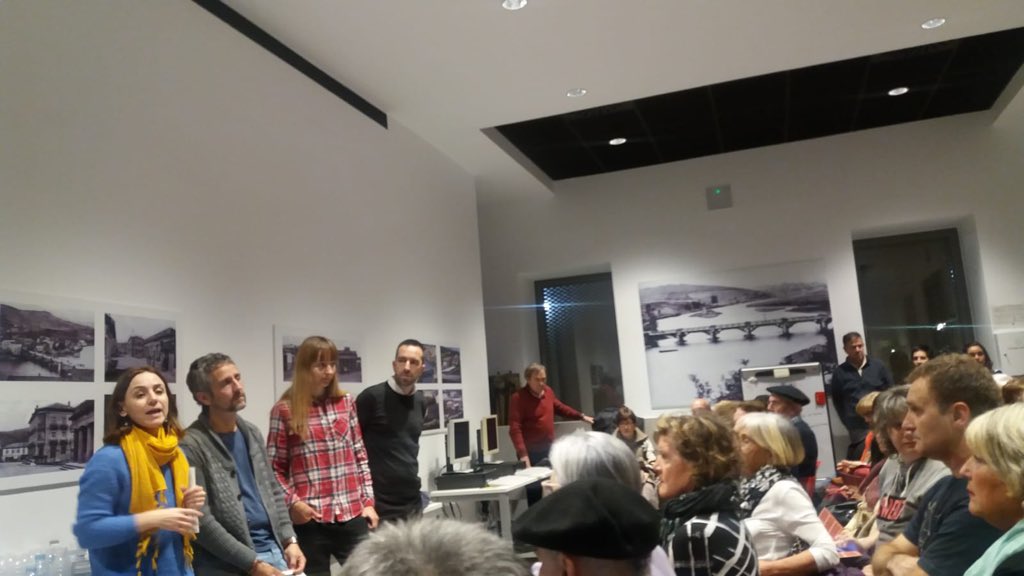 Irun_informa's tweet photo. 🎥 Tras el éxito del estreno en el C.C. Amaia, se proyecta por segunda vez la cinta "¿Algo que declarar?" de las becas #Ribera.

🎙@MikelHuarte: "Desde el Cuerpo de Guardia restaurado, es donde cobra más sentido el documental y lo hace más especial". 👍😊
#Irun https://t.co/VsVLlbzphK