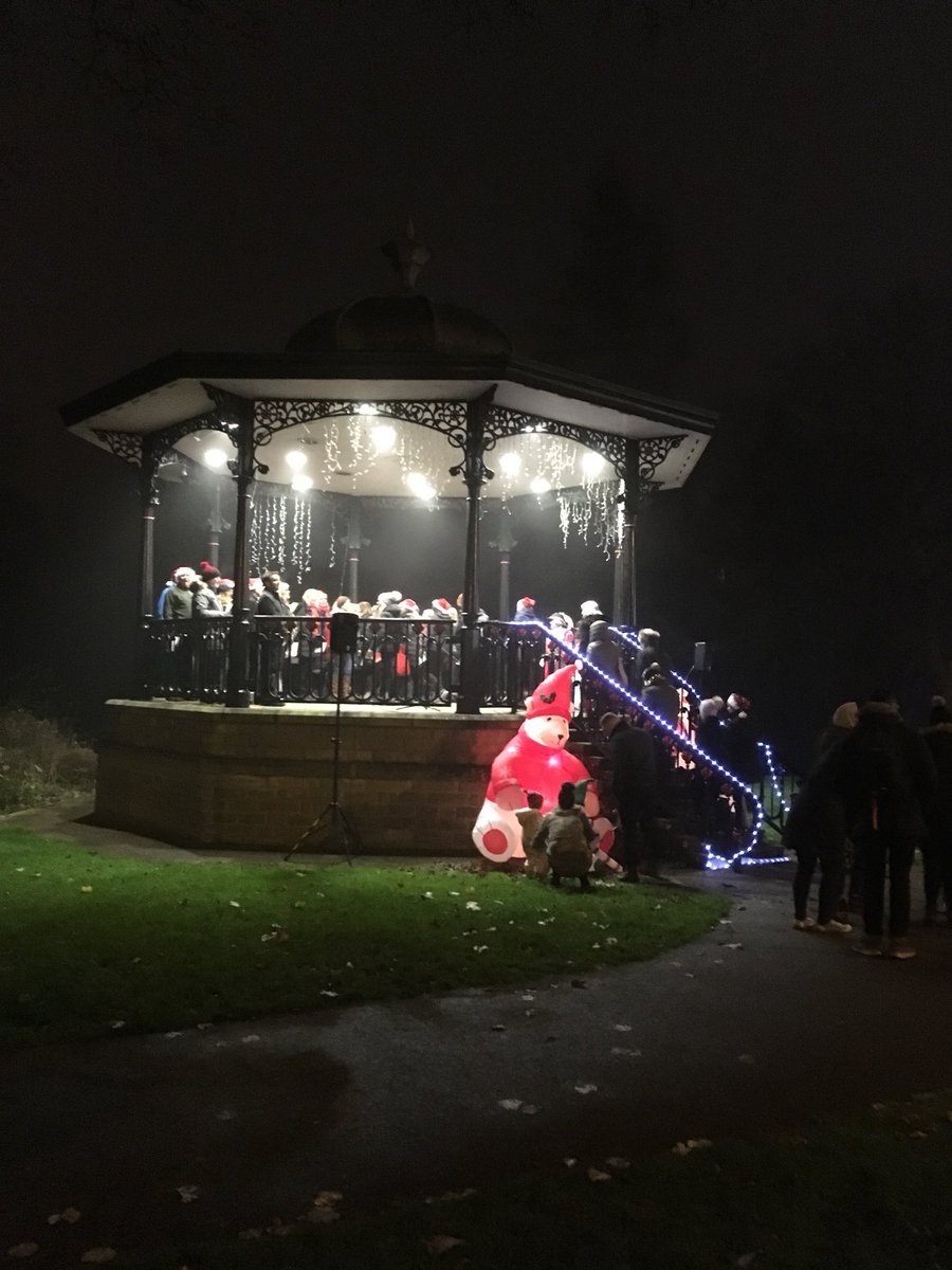 GardensBuxton's tweet photo. 45mins to Switch On! Buxton Studio Choir now performing. #buxton #switchon https://t.co/L9AVAclYX4