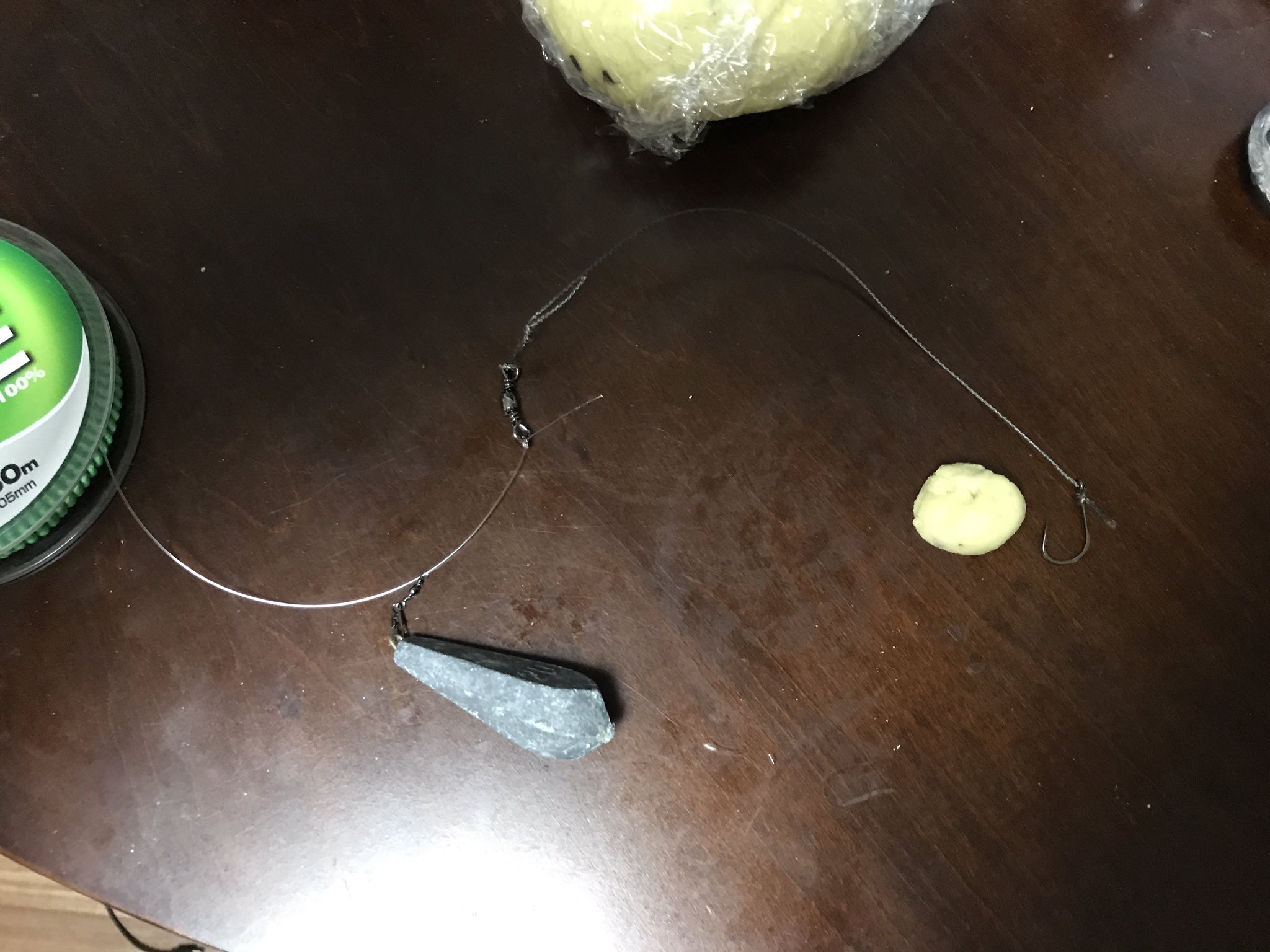 ぬこまた釣査団 隊長 大西 今回の多摩川鯉釣り大会の仕掛けと餌は自作で行きます笑 仕掛け ザイロンのサリスに伊勢尼11号の針 天秤なしの捨て錘仕掛け 寄せエサ 蒸したサツマイモ パン粉 麦 コーン 小麦粉 ニンニク 付餌 サツマイモ 小麦粉の