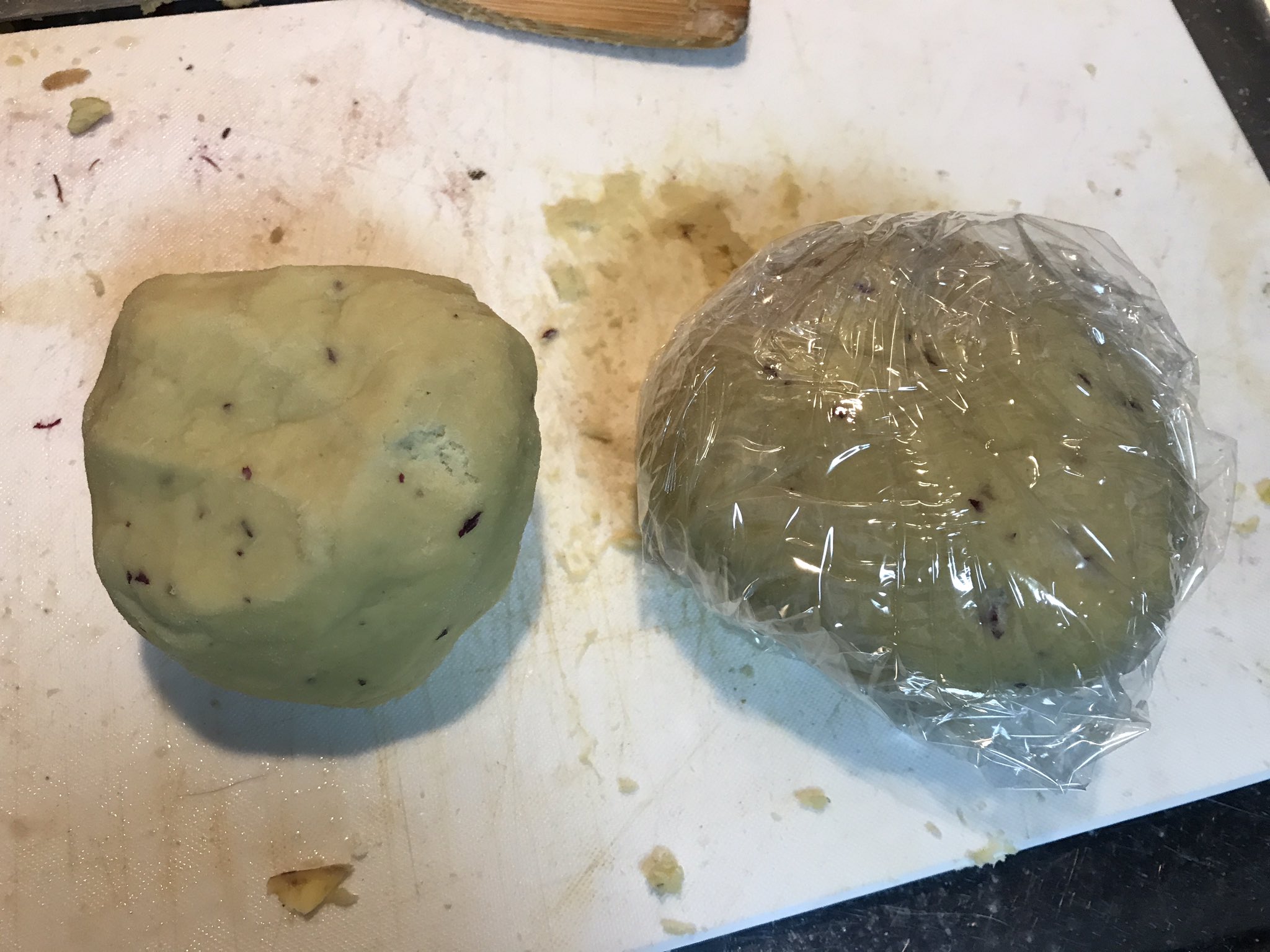 ぬこまた釣査団 隊長 大西 今回の多摩川鯉釣り大会の仕掛けと餌は自作で行きます笑 仕掛け ザイロンのサリスに伊勢尼11号の針 天秤なしの捨て錘仕掛け 寄せエサ 蒸したサツマイモ パン粉 麦 コーン 小麦粉 ニンニク 付餌 サツマイモ 小麦粉の