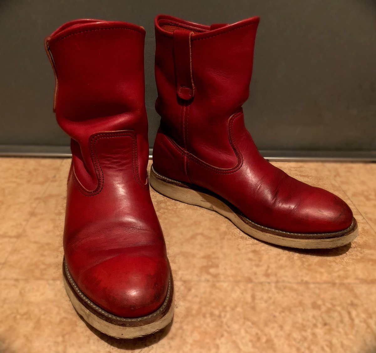 Makoto_Works's tweet photo. 忙しさに怠けて何年も手入れしてなかったbootsたち。
久々に汚れ落とし&amp;オイルメンテしました。
 #REDWING
 #rw2268
 #rw8268
 #rw866
 #福禄寿カスタム
 #Vibram700
 #Vibram705 https://t.co/HP3uOAEPvv