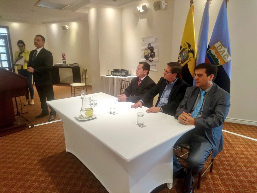 DGAC_Ecuador's tweet photo. Director General DGAC, Carlos Álvarez Mantilla, @calvarez224 y Cap. Jorge Zurita, Subdirector @zuritaj1974, presentes en la clausura del curso Internacional de Gestión del Cumplimiento de Normas y Métodos Recomendados #SARPS. https://t.co/NsBxInZ9nC