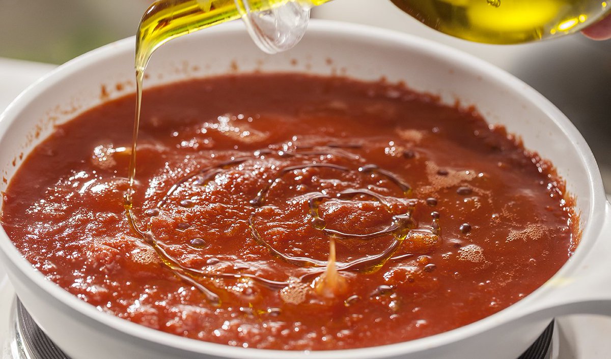 We love 💕 our Strained Tomatoes for their versatility – they are perfect for adding a new taste or texture to any dish! 😋 What's your favorite way to use them? 🍅👉 bit.ly/pomi_us_produc…