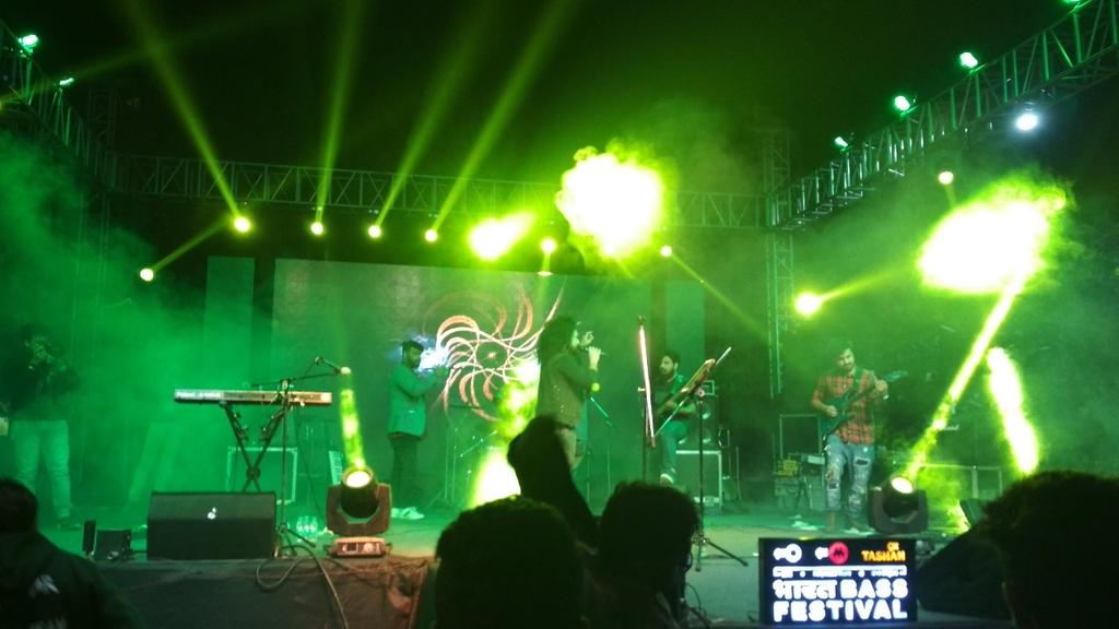 TapasyaUpadhya2's tweet photo. What an incredible night! 😍
The #PostboxBand in @BIMTECHNoida for #Vihaan2018 
#interBschoolfest @MediaBimtech https://t.co/NnOLHsTHqQ