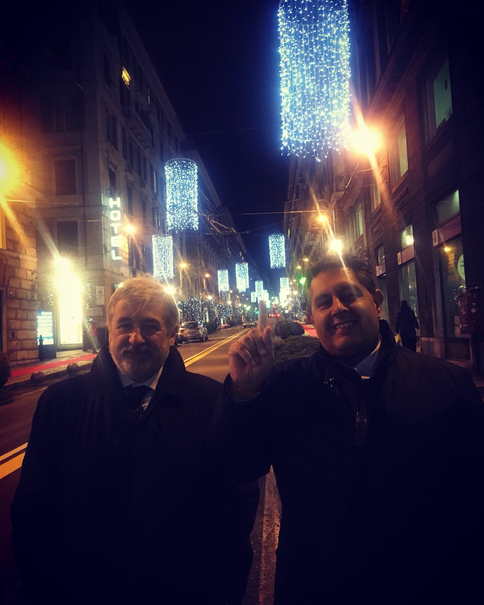 GiovanniToti's tweet photo. Accendiamo il #Natale a #Genova! Ecco le prime luci...ma è solo l’inizio 😉 #orgoglioliguria #orgogliogenova https://t.co/z1awhwu4zb