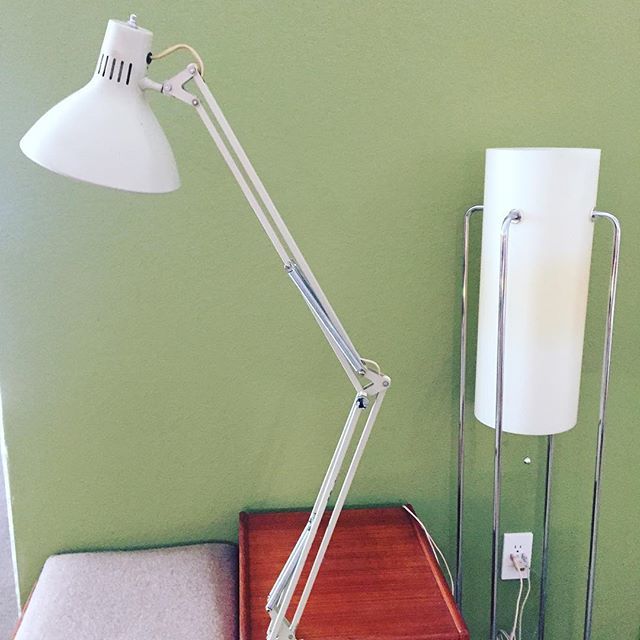 SwingModern's tweet image. Vintage Luxo articulating desk lamp. #luxo #vintagelamp #architectlamp #thrifted #thriftstorefinds #thrifting #thrift #livingmoreonless #thrifty #forsale #style #midcenturymodern #midcentury #style #bootsofinstagram  #selvedgedenim #selvedge Check out my… ift.tt/2KtoFKn