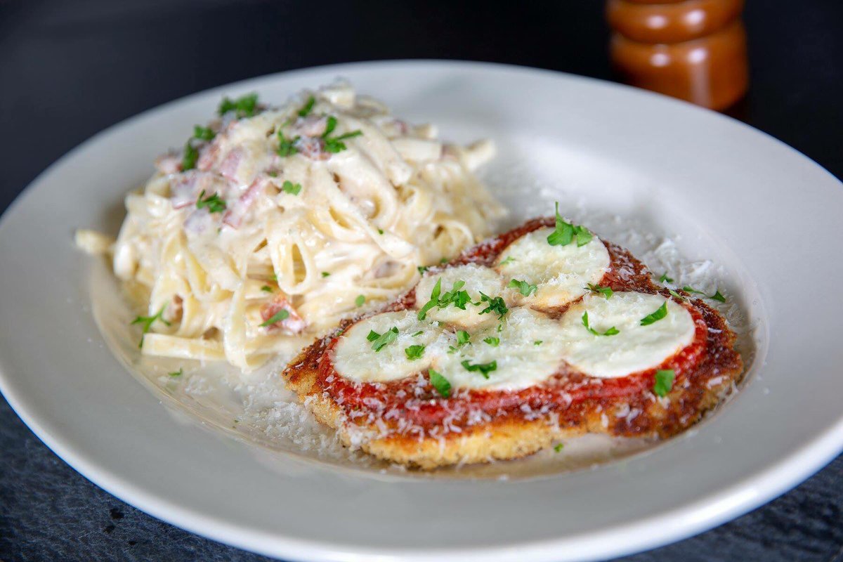 BrownsLethSouth's tweet photo. Dinner plans? How about our NEW Chicken Parmesan and Fettuccine Alfredo? 🍴#yql https://t.co/CVjH4YsPor
