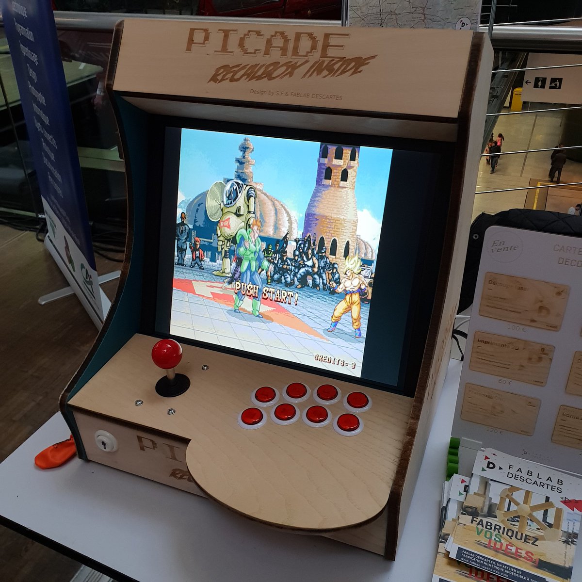 Il y a aussi la  #Picade, une borne réalisée à la découpeuse laser, que nous vous avions déjà présenté. Bravo  @FablabDescartes ! Ils ont probablement des ateliers pour vous apprendre à faire la vôtre  #Recalbox  #Retrogaming  #Arcade  #MakerFaire  #MakerFaireParis  #MFP18