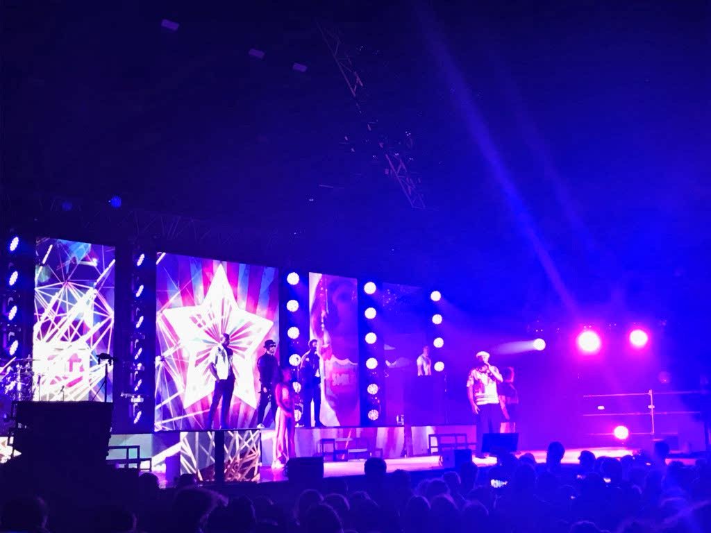 Derrière #MCSOLAAR et ce très beau concert à l'#accorhotelarena  , les films , les images made in ipanema