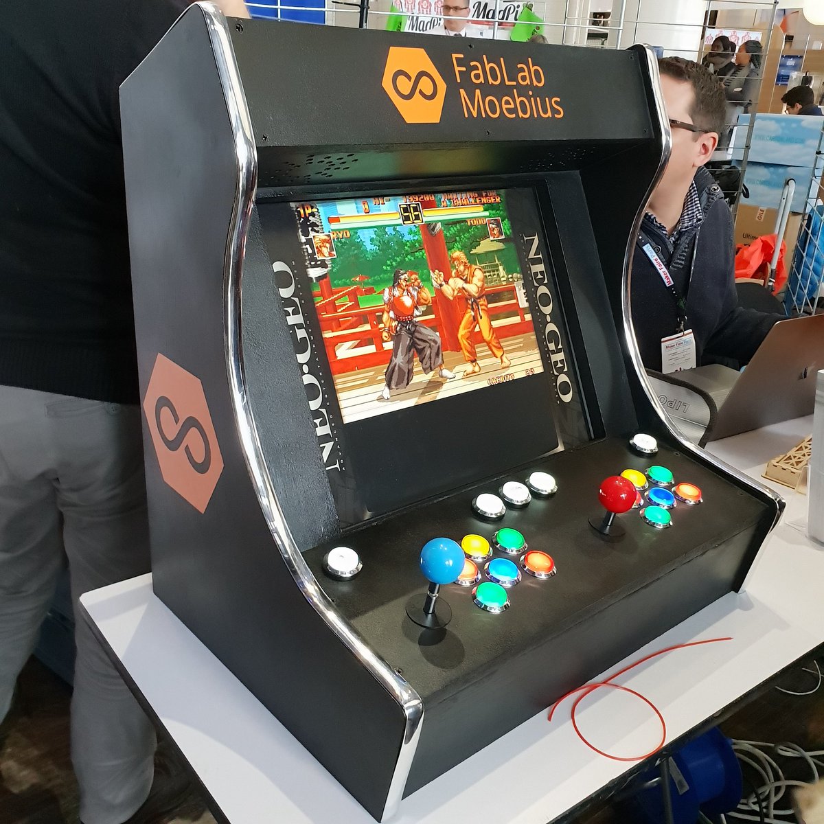 Plus traditionnelle, mais bien finie chez  @FablabMoebius, du côté de  #Barbizon dans le 77! Ils ont probablement des ateliers pour vous apprendre à faire la vôtre  #Recalbox  #Retrogaming  #Arcade  #MakerFaire  #MakerFaireParis  #MFP18