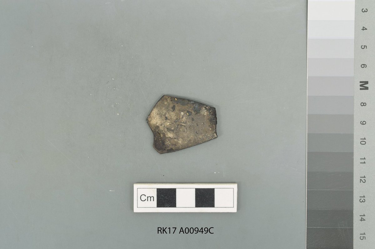 rooswijk1740's tweet photo. Conservators at @MSDSMarine &amp; @HE_Archaeology have started to remove artefacts from their marine concretions. In this case, 4 coins &amp; a heavily corroded blade have been removed from this concretion using its X-ray as a guide. The blade's decoration is still visible! #FindsFriday https://t.co/icZ2MX5miD