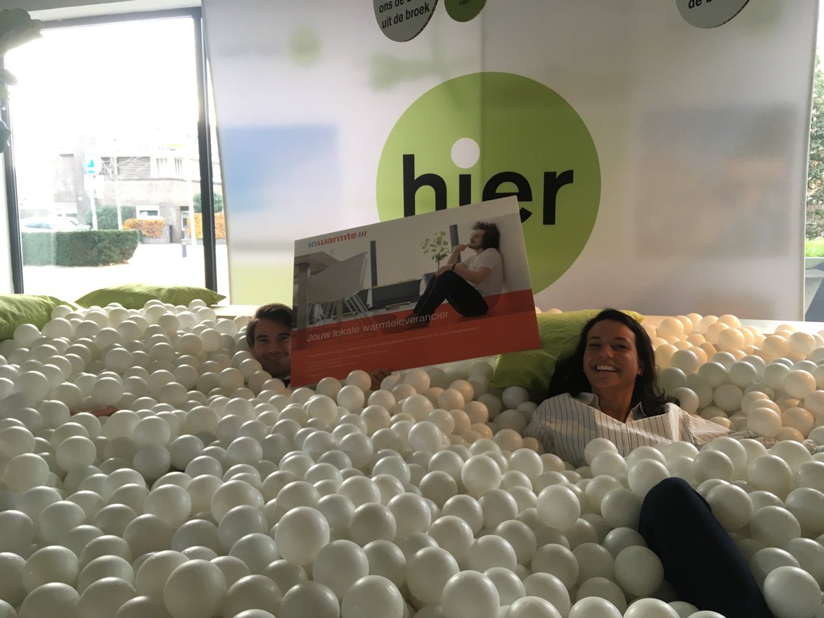 InEnergie's tweet photo. Lekker in de ballenbak! 🤹🏻♀️🤹🏻♂️ Onze afstudeerders Voek en Francisca vermaken zich op HIER opgewekt. #eho2018 https://t.co/YQLTbdfe8j