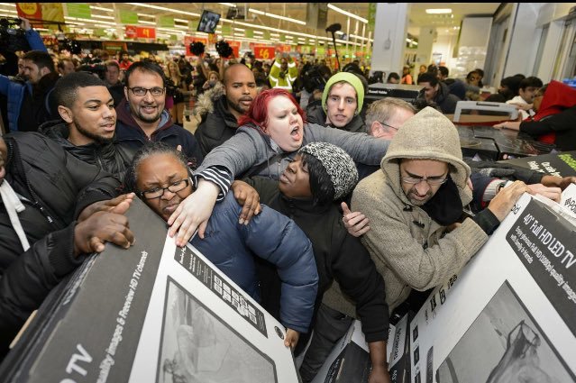 tongorocho's tweet photo. Por un día dejan que los pobres compren lo que no pueden comprar durante todo el año y luego -¡luces, cámara, acción!- se mofan del desespero de tener y tener y tener que les inocularon https://t.co/iM8ZmWFSES