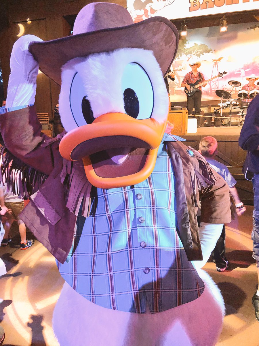 wdwmickeyhunter's tweet photo. We’re feeling these cowboy vibes from Donald Duck at yesterday’s Thanksgiving dinner at Mickey’s Backyard BBQ! #fortwilderness #mickeysbackyardbbq #donald #donaldduck #HappyThanksgiving #Thanksgiving2018 #WaltDisneyWorld #WDW #DisneyWorld https://t.co/ddUbCKtUzJ