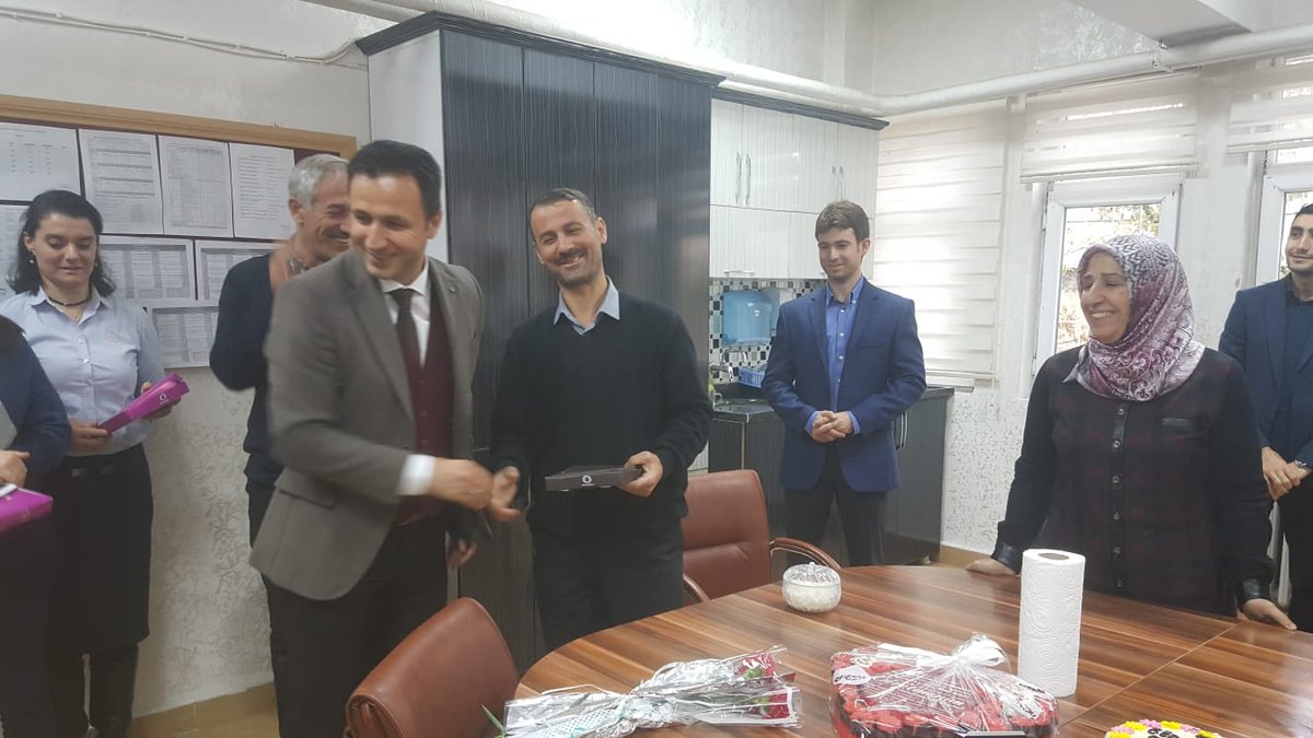Bugün <a href="/SiirtBel/">Siirt Belediyesi</a> Sosyal ve Kültür İşleri Müdürü <a href="/irfantekin56/">İrfan TEKİN</a> bey ve <a href="/SiirtBel/">Siirt Belediyesi</a> çalışanları bizlerin ve öğretmenlerimizin öğretmenler gününü kutlamak amacıyla ziyarette bulunup hediyeler getirdiler.Herdaim yanımızdaolan <a href="/SiirtBel/">Siirt Belediyesi</a> ve değerli başkanımız <a href="/ceyhundtaskin/">Ceyhun Dilşad Taşkın</a> teşekkür ederiz
