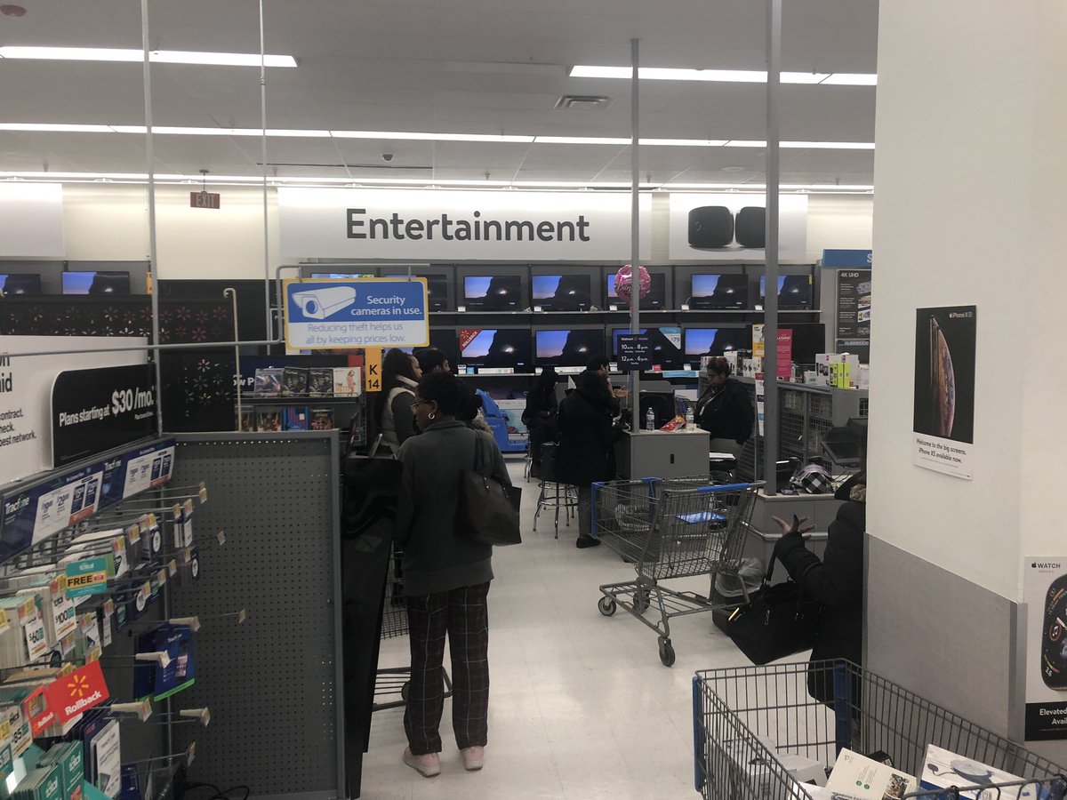 Jada has a solid line over here at Easton Walmart! All iPhones going out here with gift card! <a href="/KariChadd3/">Kari Chadd</a>