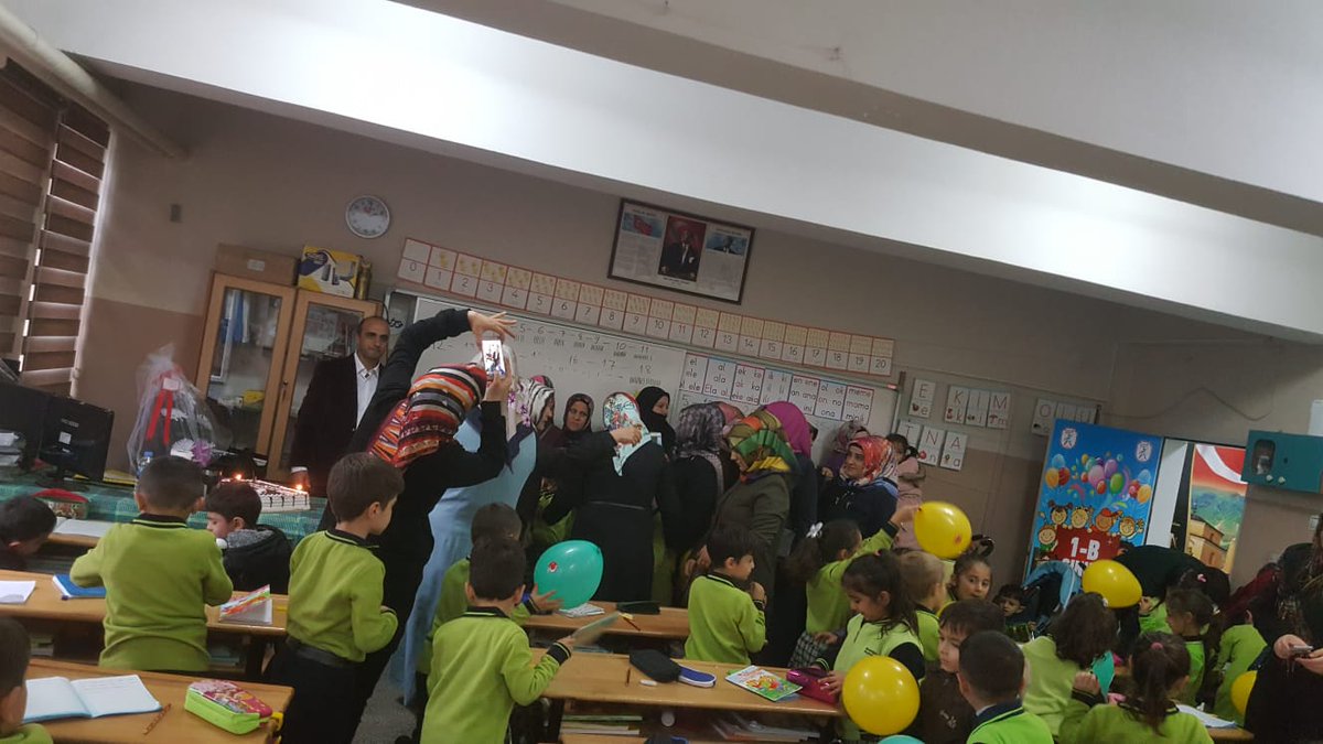 "Öğretmen geçmişin öğreticisi geleceğin kurucusudur" değerli öğretmenlerimizin öğretmenler günü kutlamasından kareler
