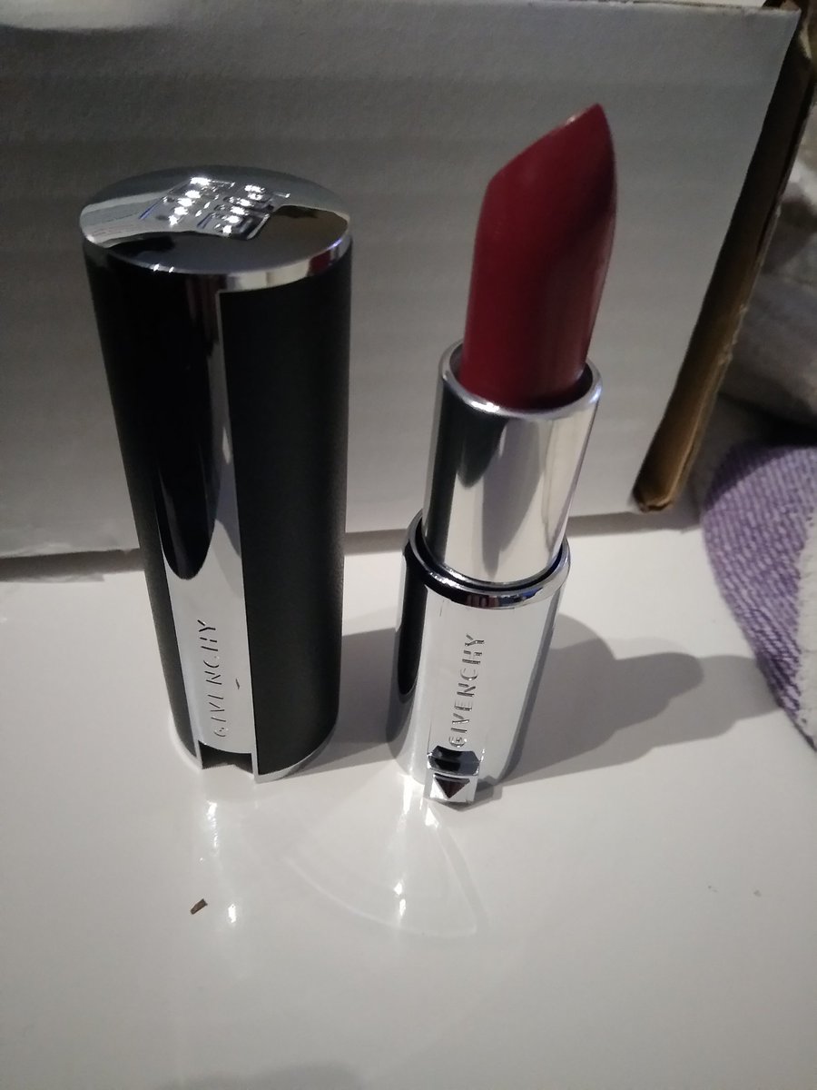didinemael's tweet photo. Produits à tester #GivenchyBeauty #LeRouge  très jolie couleur framboise https://t.co/V7BZkG6mC2