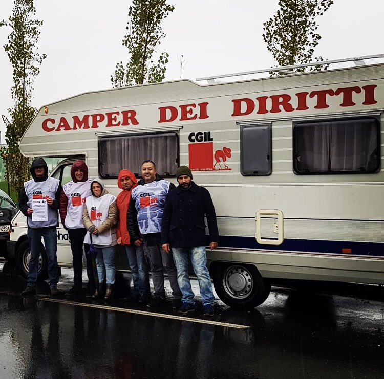 NIdiLCGIL's tweet photo. Oggi volantinaggio davanti allo stabilimento #Amazon Vercelli per dire no a abuso ricorso alla somministrazione e sfruttamento dei lavoratori somministrati. 
NIdiL Cgil Vercelli Valsesia con Filt Cgil Piemonte e Cgil Vercelli Valsesia #AmazonAreNotRobots #AmazonBlackFriday https://t.co/QCXcwcqq6y
