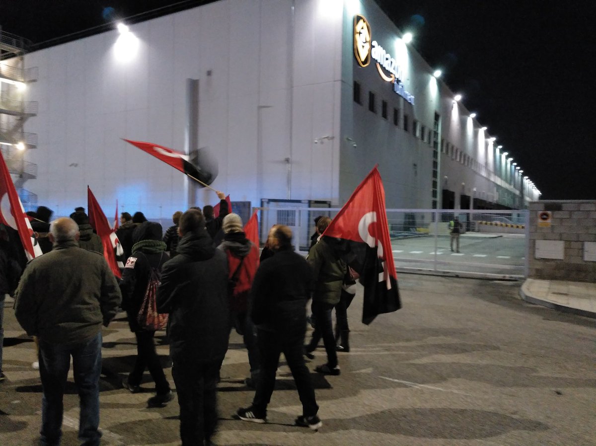 cgtzonasur's tweet photo. La marcha llega a Amazon
@AmazonESP nos explota y nos engaña !!!
@amazon solo entiende un lenguaje #Boicot #Huelga y #Sabotaje !
#RodeaAmazon.
@CgtAmazonMad4 @CGT
@amazon @AmazonESP @JeffBezos
#AmazonFightFriday #BlackFriday #HuelgaAmazon #Amazon #AmazonWeAreNotRobots https://t.co/1NMQ4NiDsX